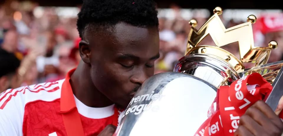 Joueur embrassant le trophée de la Premier League