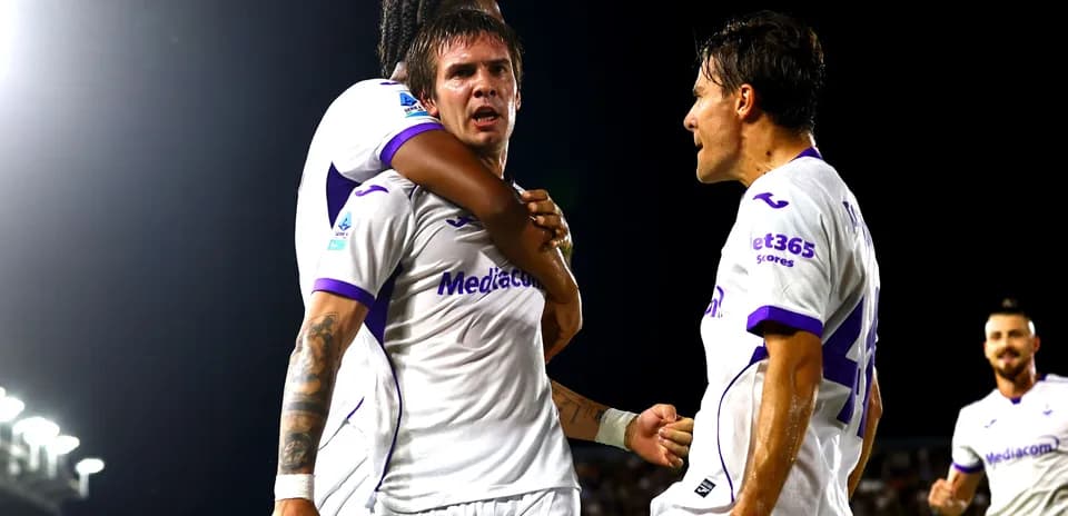 Joueurs de la Fiorentina célébrant un but ensemble