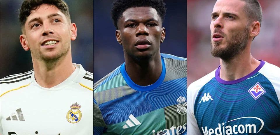 Trois joueurs de football en tenue d'équipe