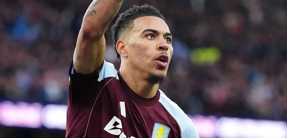Joueur d'Aston Villa levant le bras sur le terrain