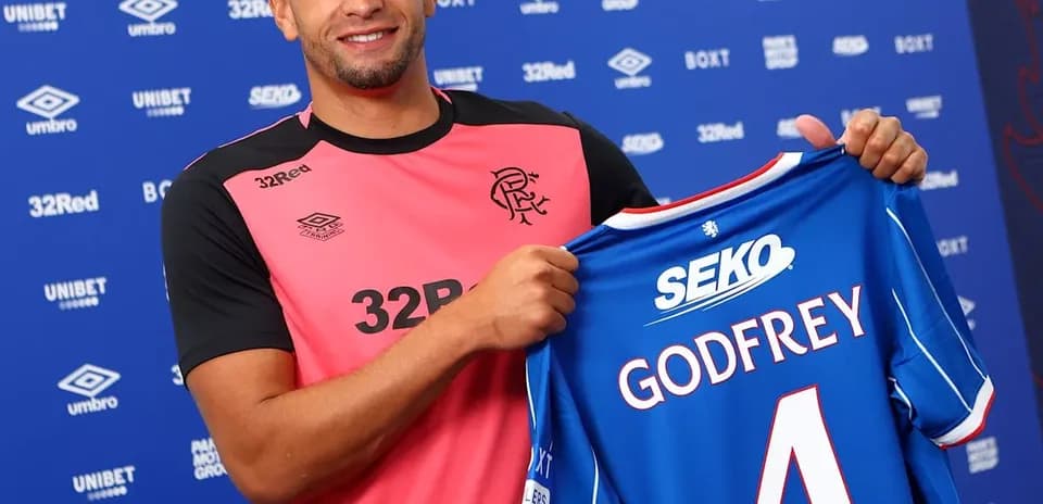 Joueur présentant son maillot avec le nom Godfrey