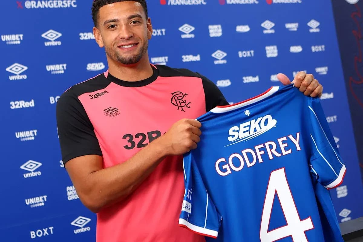 Joueur présentant son maillot avec le nom Godfrey