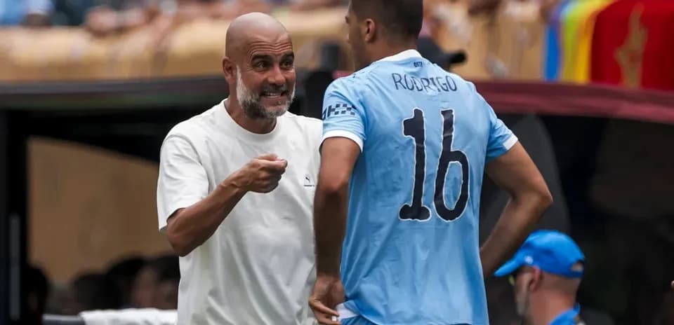 Entraîneur discutant avec Rodrigo sur le banc
