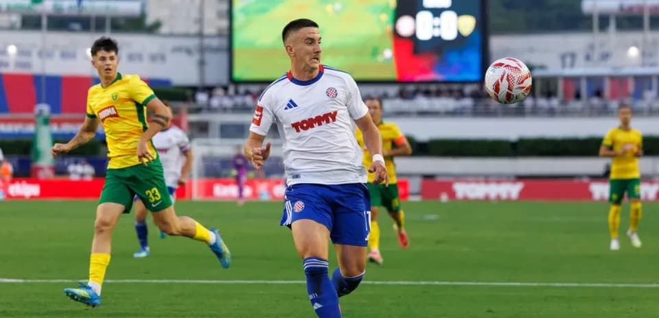 Un joueur de HNK Hajduk Split avec le ballon