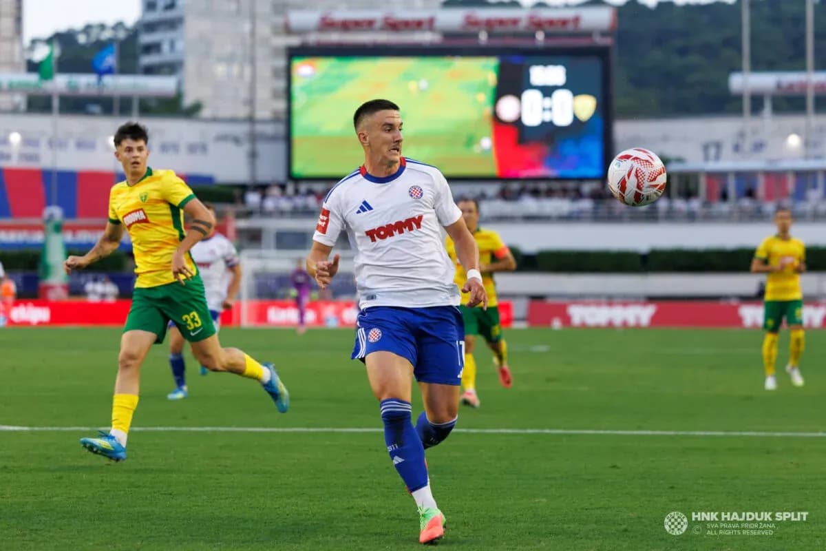 Un joueur de HNK Hajduk Split avec le ballon