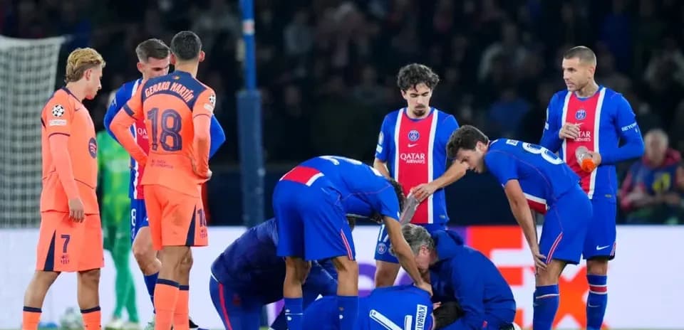 Joueurs de PSG entourant un coéquipier blessé