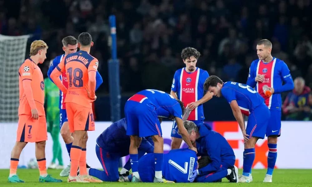 Joueurs de PSG entourant un coéquipier blessé