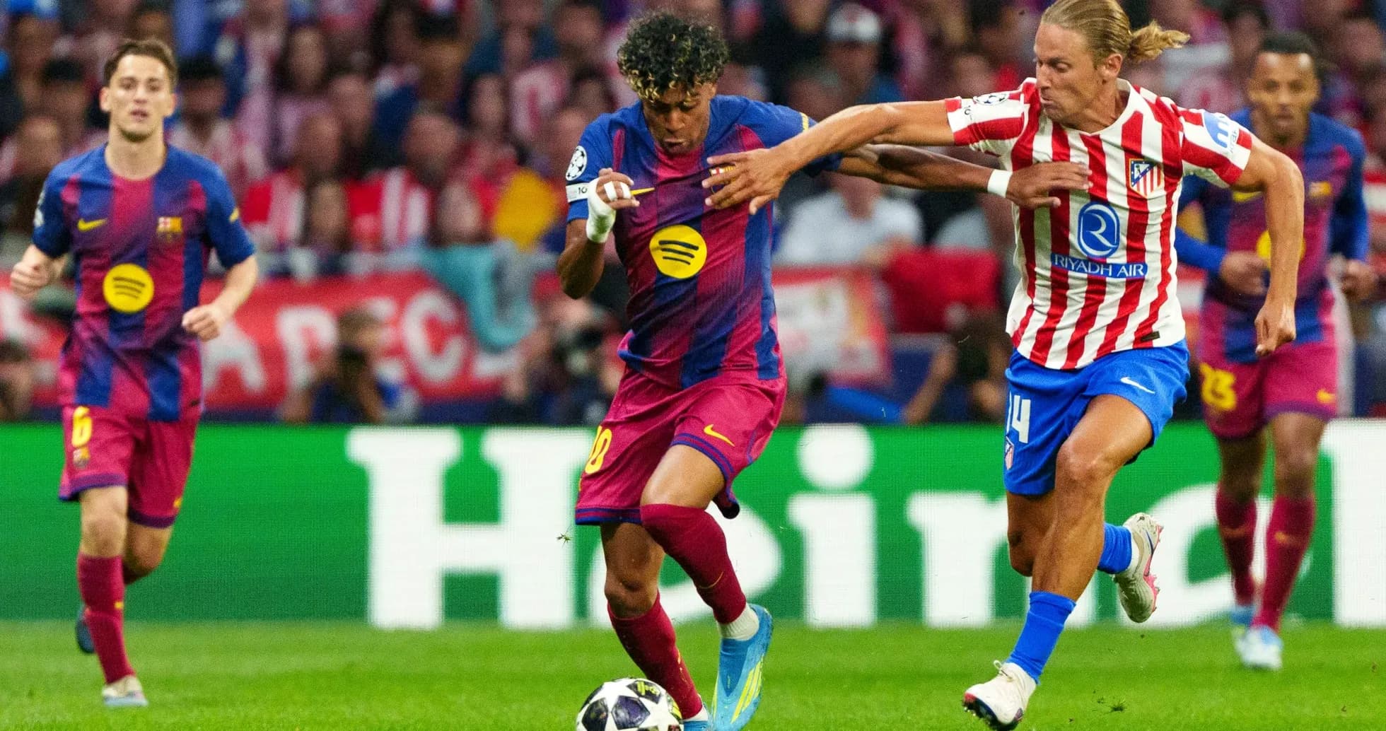 Joueurs d'Atletico Madrid et Barcelone en action
