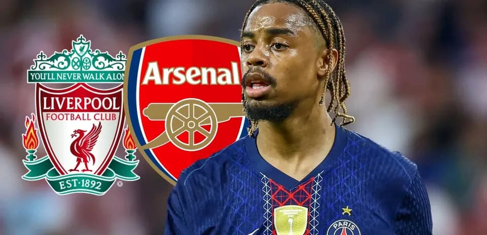Joueur de football avec logos de Liverpool et Arsenal
