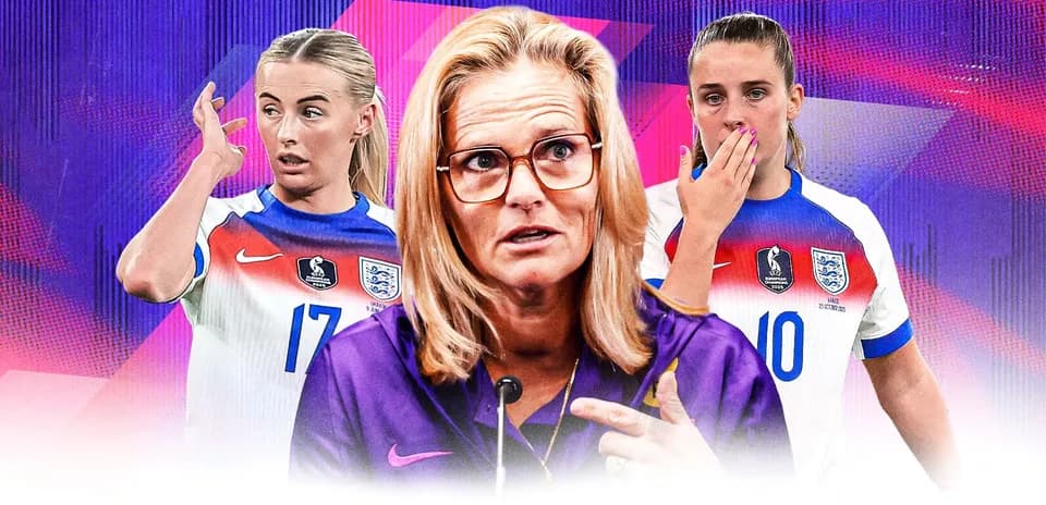 Entraîneuse discutant avec deux joueuses de l'équipe