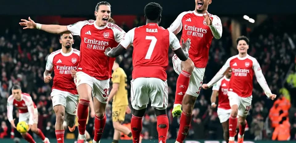 Joueurs d'Arsenal célèbrent un but