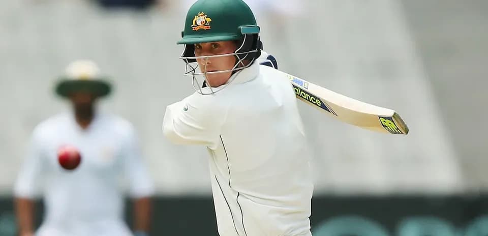 Joueur de cricket frappant la balle avec une batte