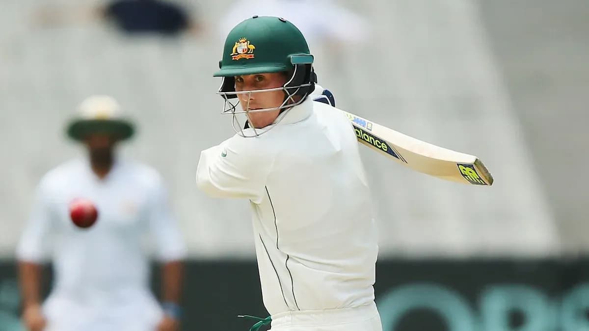 Joueur de cricket frappant la balle avec une batte