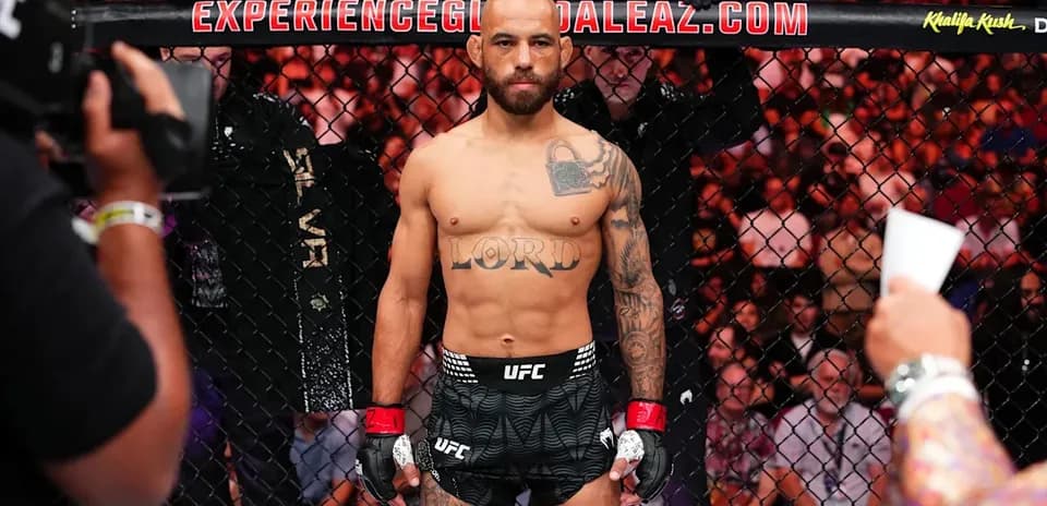 Lutteur de MMA prêt dans l'Octogone UFC