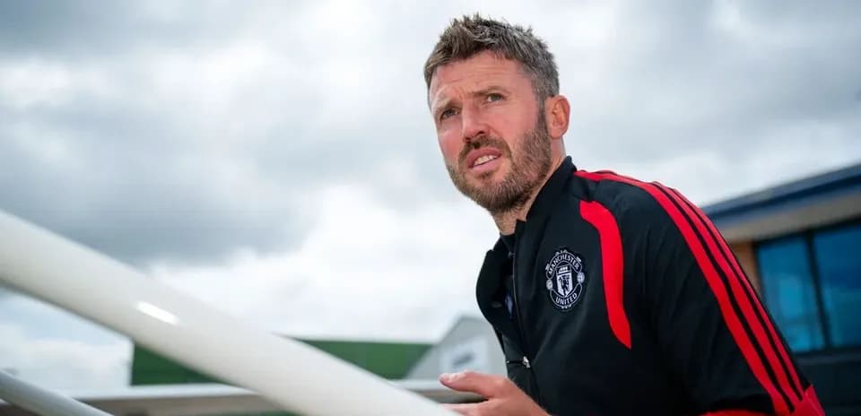 Entraîneur de Manchester United observant l'entraînement