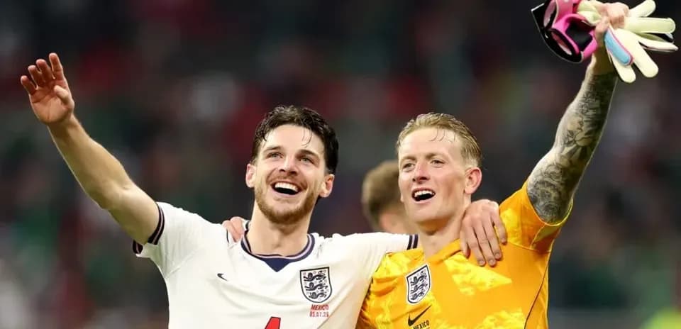 Deux joueurs d'Angleterre célébrant après le match