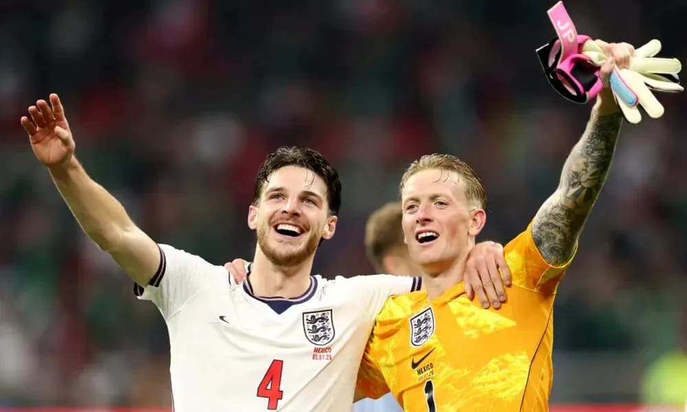 Deux joueurs d'Angleterre célébrant après le match
