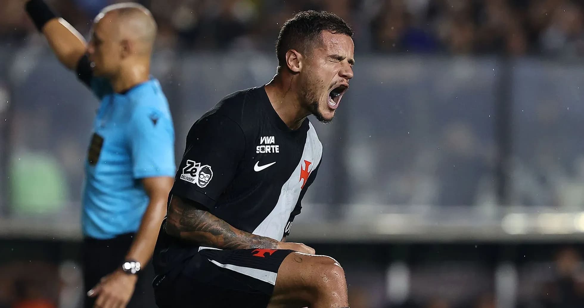 Joueur de football célébrant après un but marqué