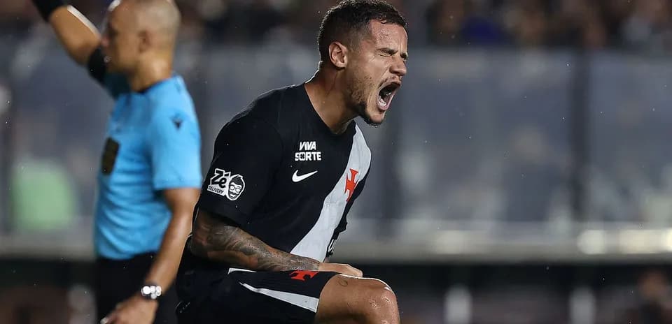 Joueur de football célébrant après un but marqué
