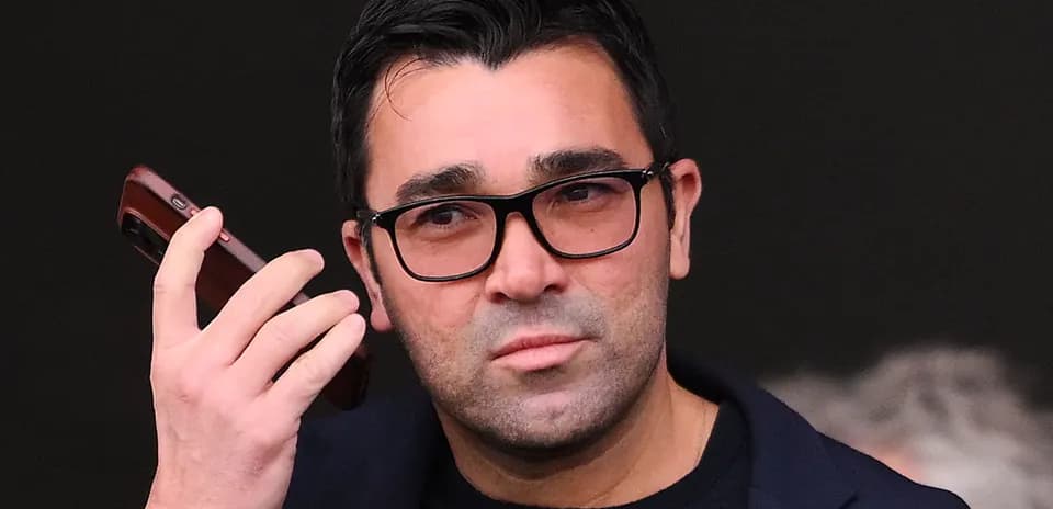 Homme au téléphone avec lunettes, regard pensif