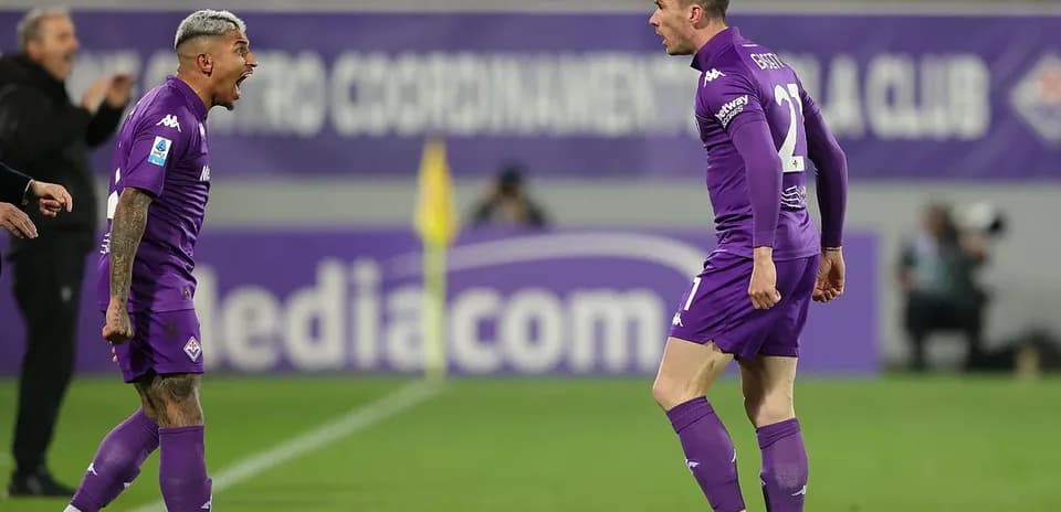 Deux joueurs célébrant un but pour la Fiorentina