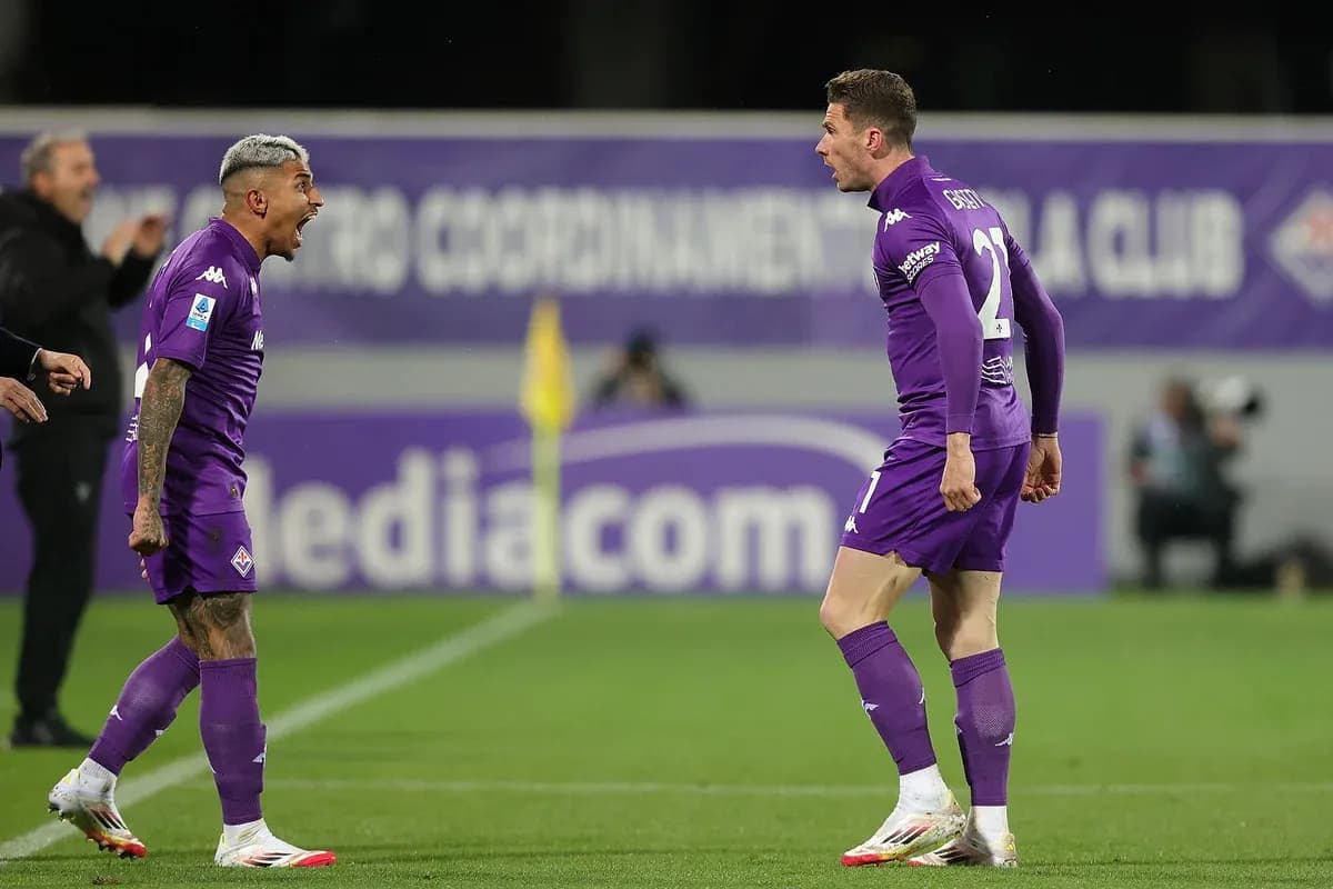 Deux joueurs célébrant un but pour la Fiorentina