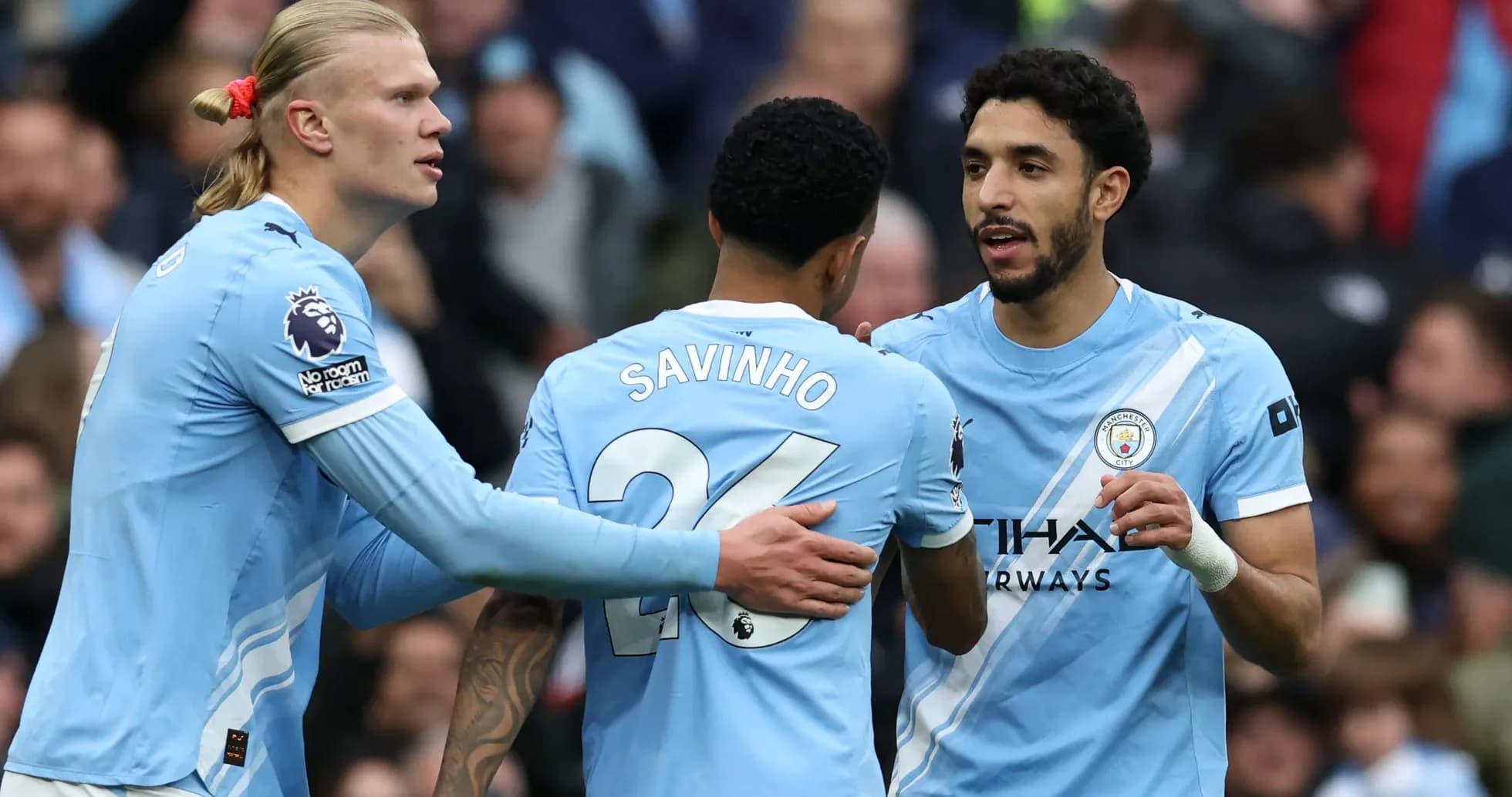 Joueurs de Manchester City célébrant un but ensemble