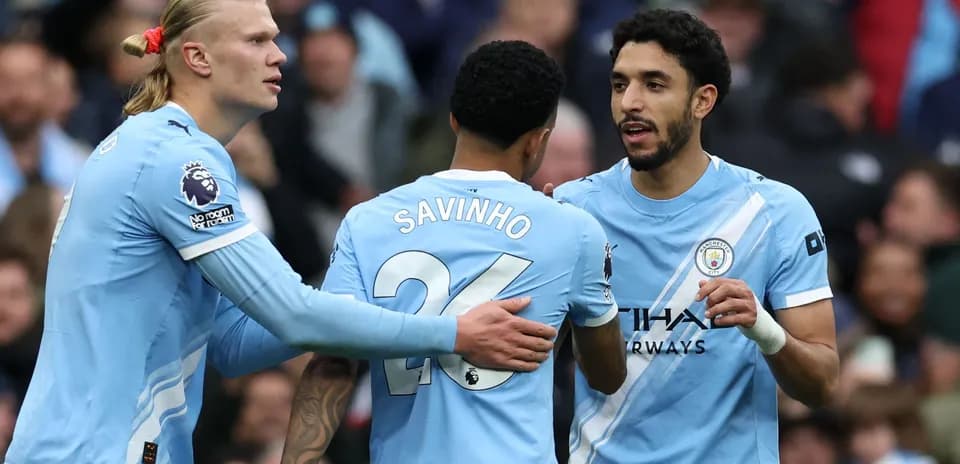 Joueurs de Manchester City célébrant un but ensemble