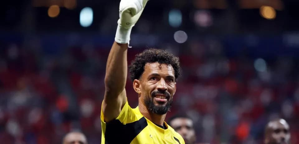 Gardien de but levant le poing après le match