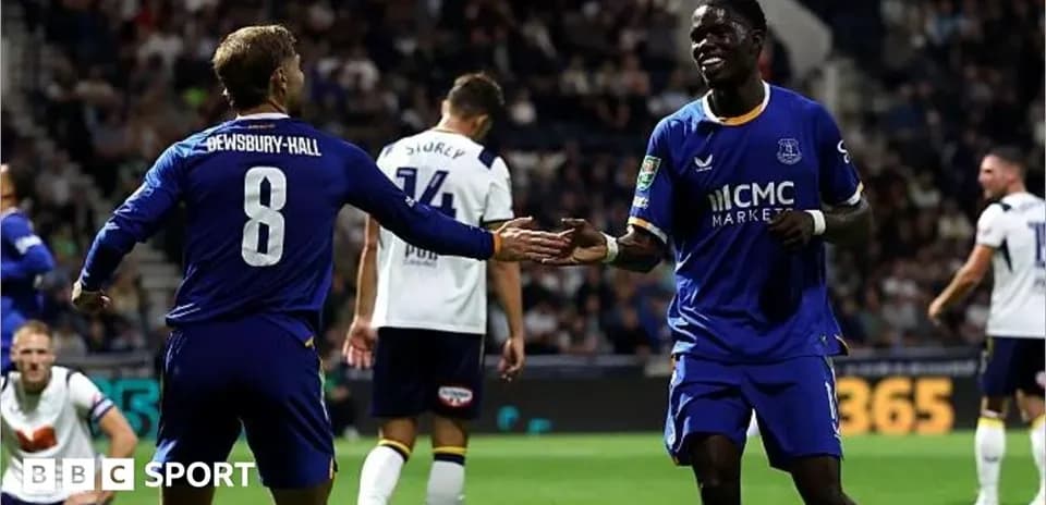 Joueurs d'Everton célébrant un but sur le terrain