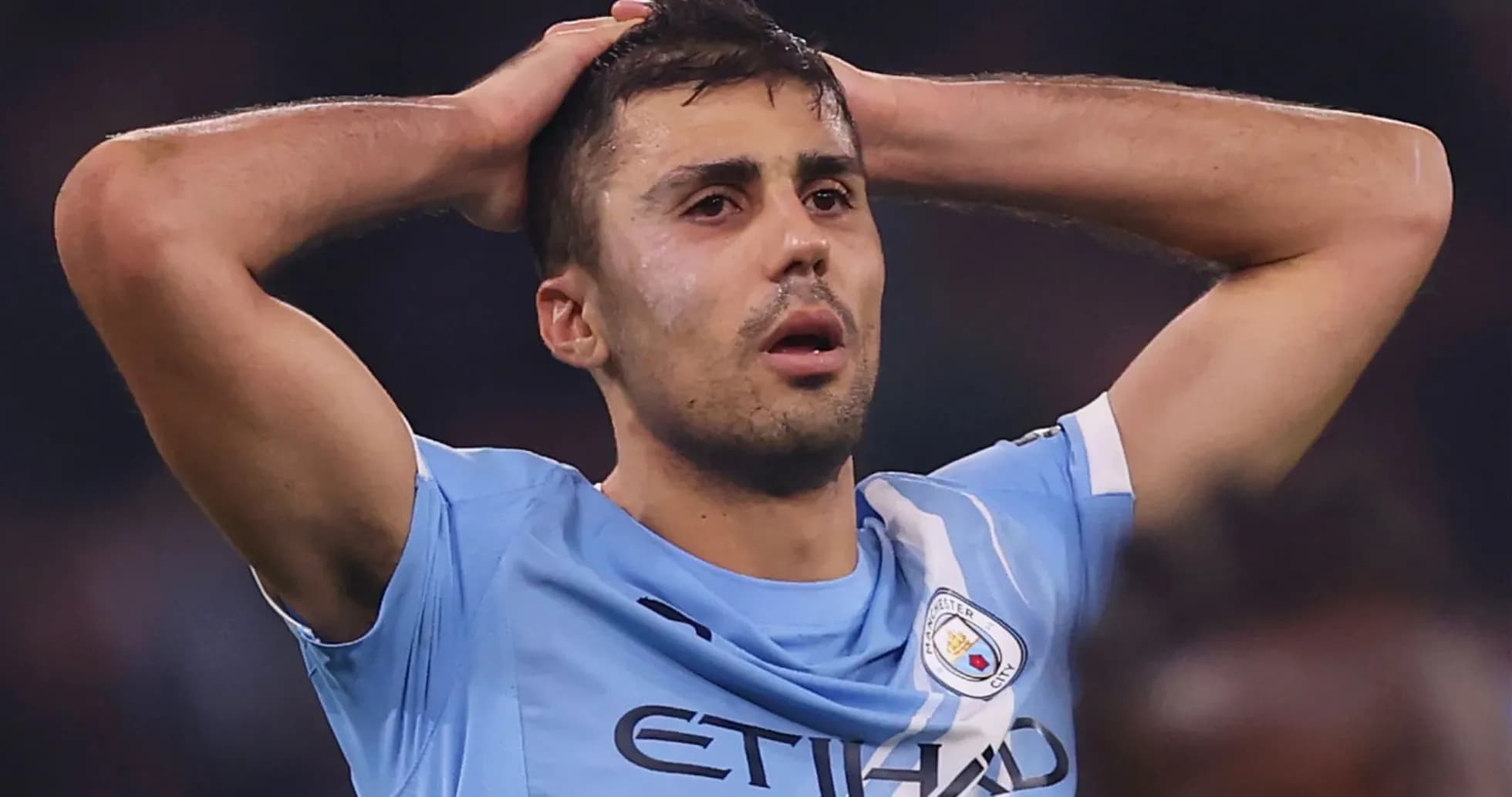 Joueur de Manchester City avec les mains sur la tête