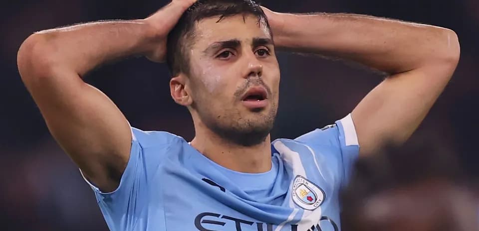 Joueur de Manchester City avec les mains sur la tête