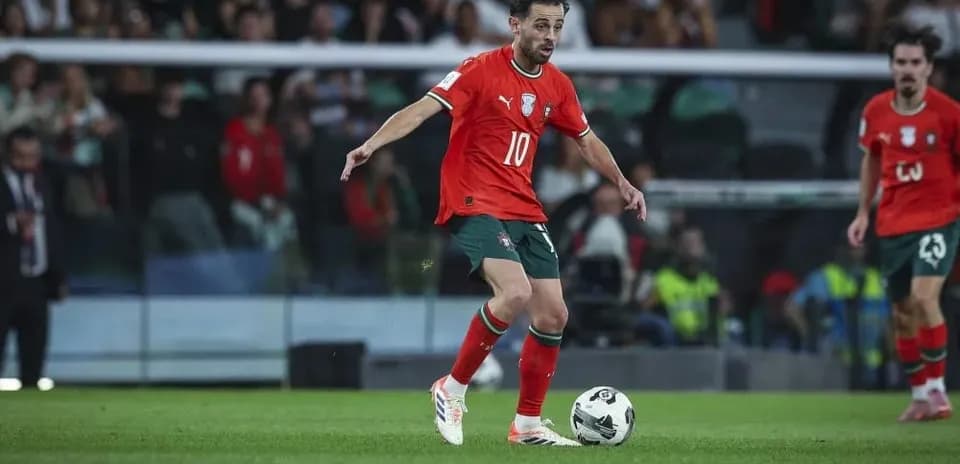 Joueur du Portugal dribblant le ballon sur le terrain