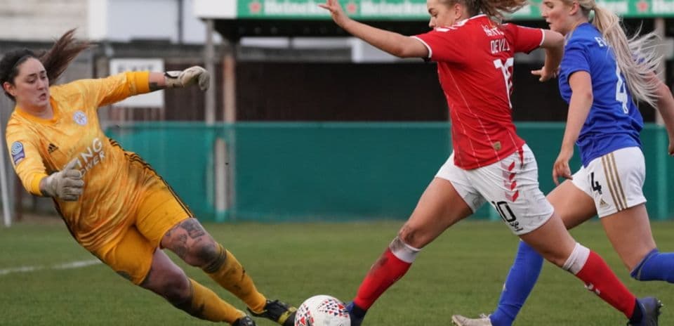 Action entre Charlton Athletic et Leicester City WFC