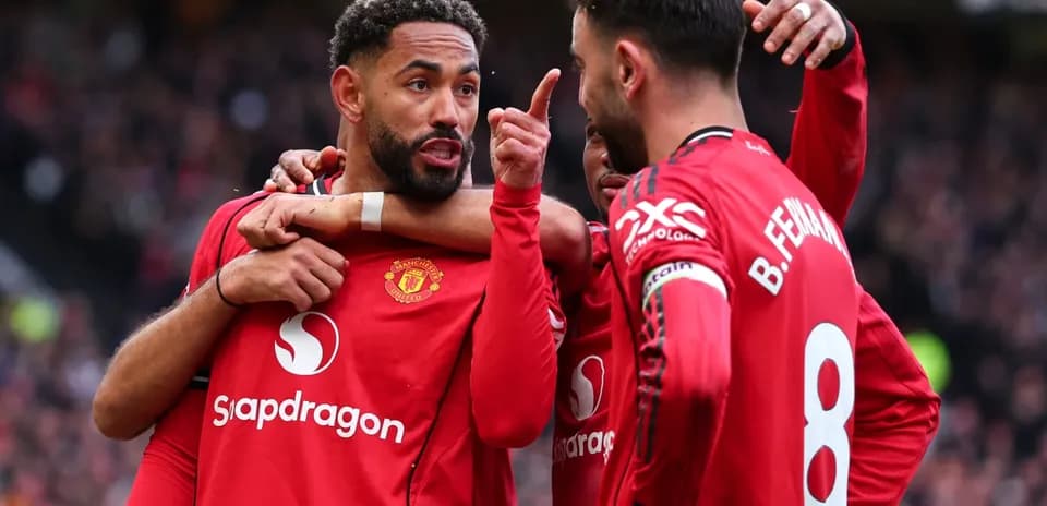 Joueurs de Manchester United célébrant un but ensemble