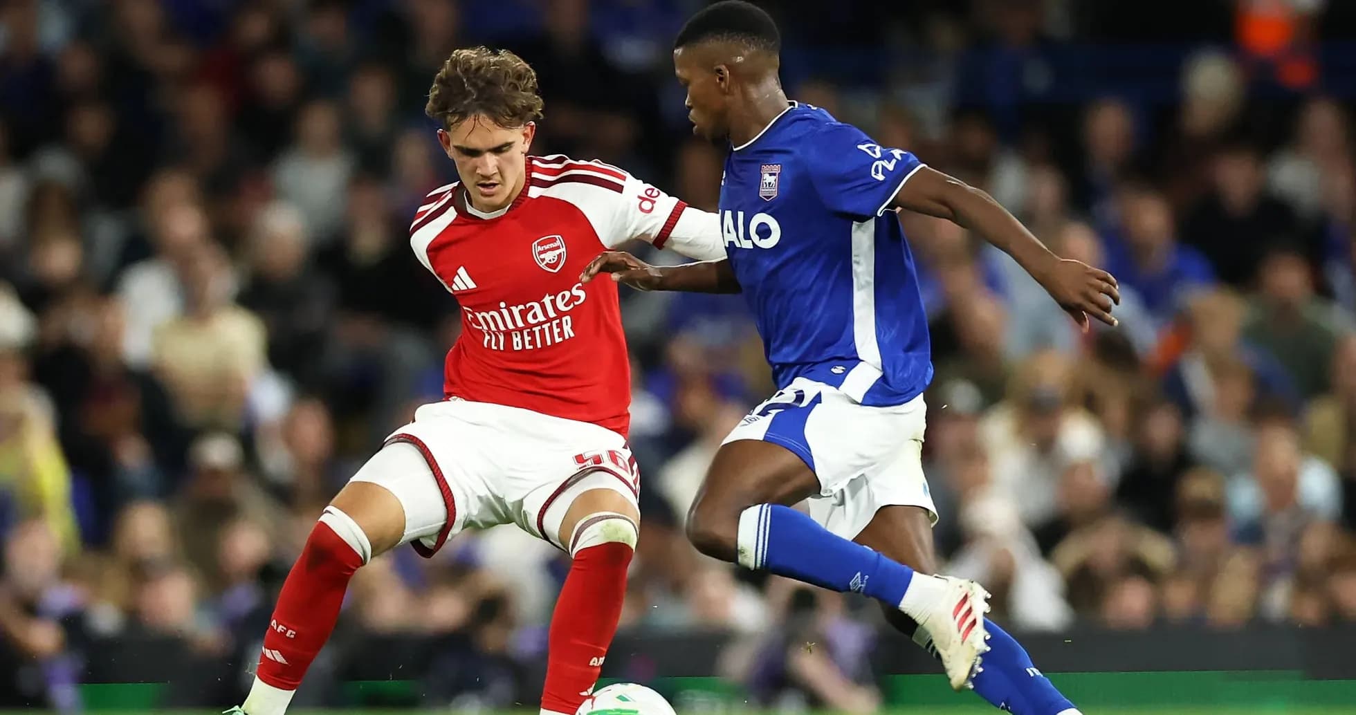 Joueur d'Arsenal dribblant un adversaire d'Ipswich