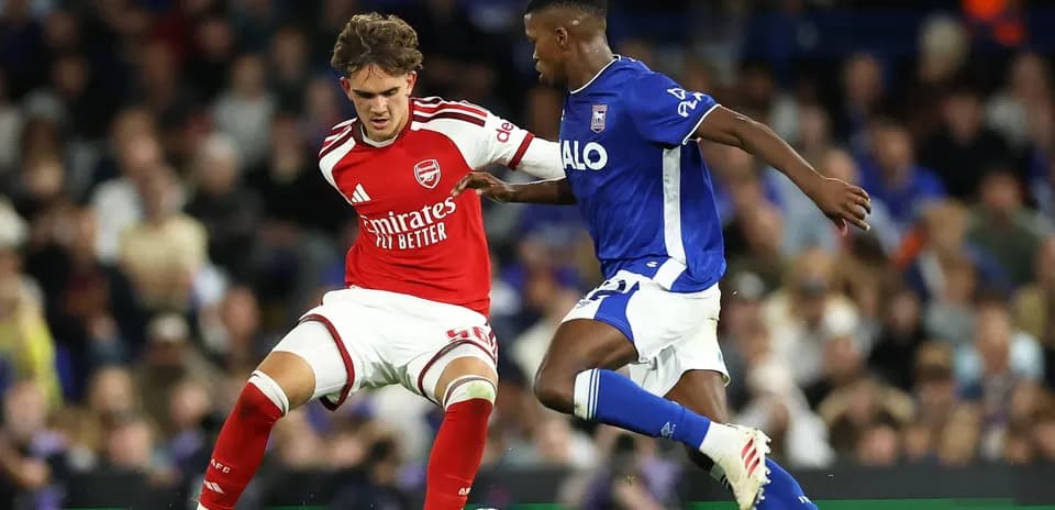 Joueur d'Arsenal dribblant un adversaire d'Ipswich