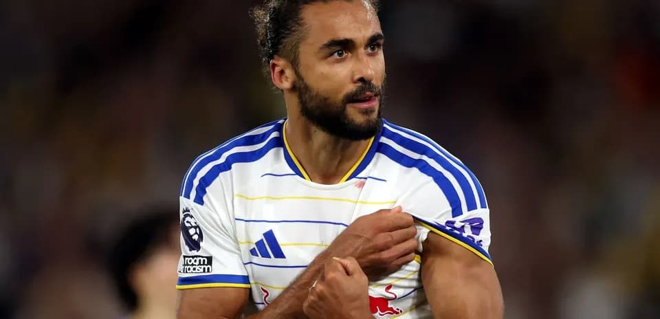 Joueur célébrant avec le maillot de son équipe