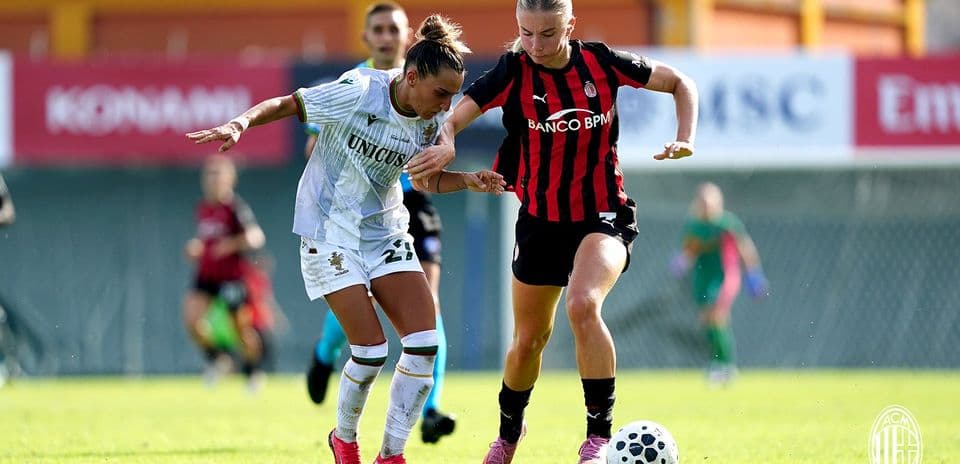 Deux joueuses en compétition pour le ballon
