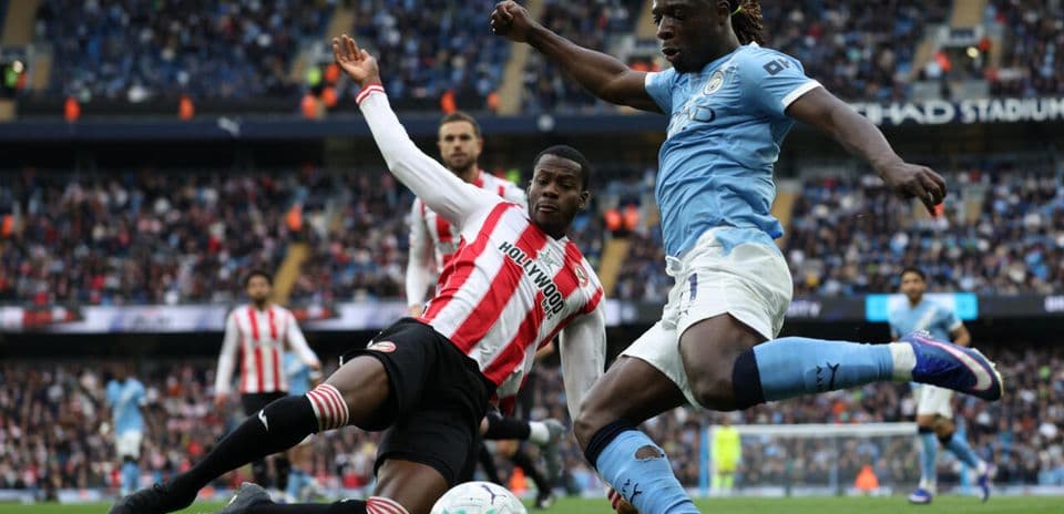 Joueur de Manchester City dribblant un défenseur de Brentford