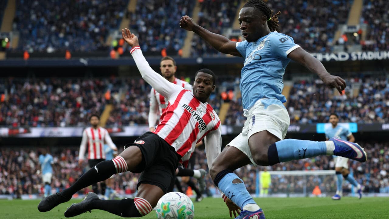 Joueur de Manchester City dribblant un défenseur de Brentford