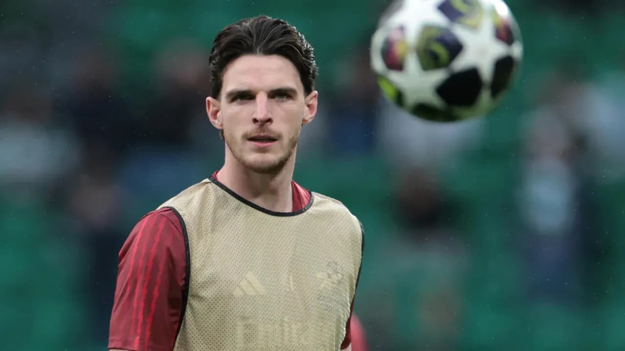 Joueur en entraînement avec un ballon de football