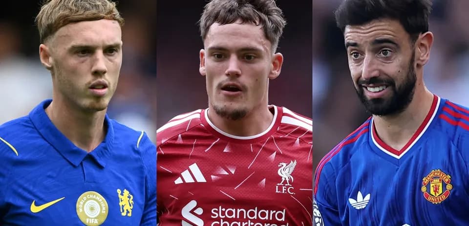 Trois joueurs de football en maillots d'équipe