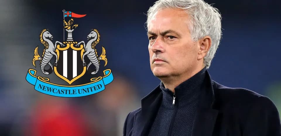 Entraîneur observant le match avec logo de Newcastle United
