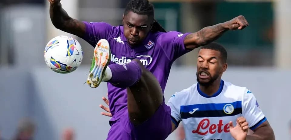 Joueur de la Fiorentina en action contre Atalanta