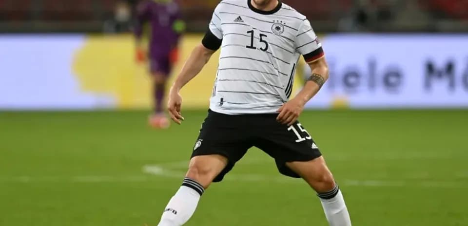 Joueur de l'équipe d'Allemagne contrôlant le ballon