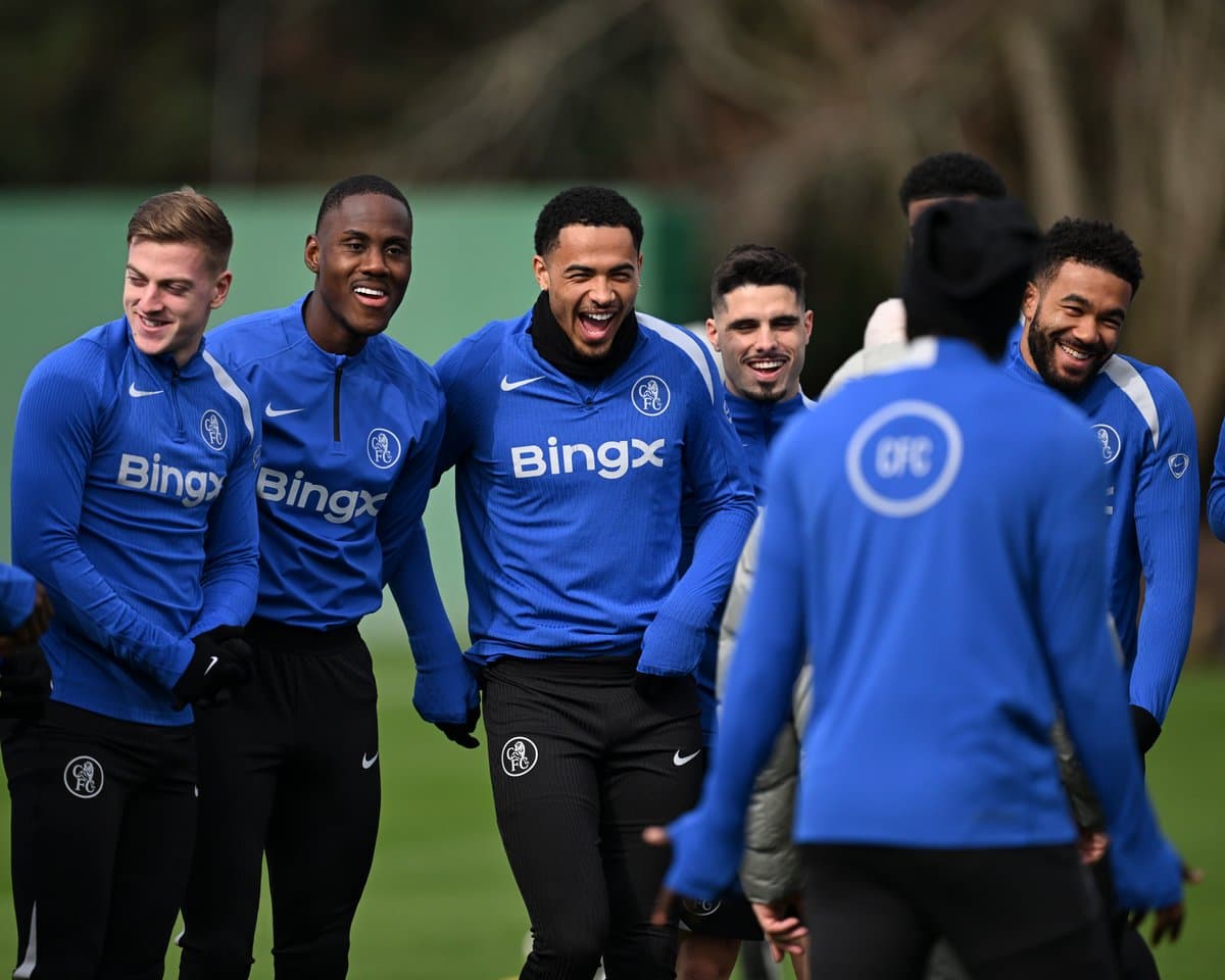 Joueurs s'entraînant et riant ensemble sur le terrain