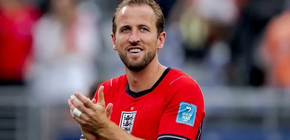 Joueur applaudissant avec maillot rouge de l'Angleterre