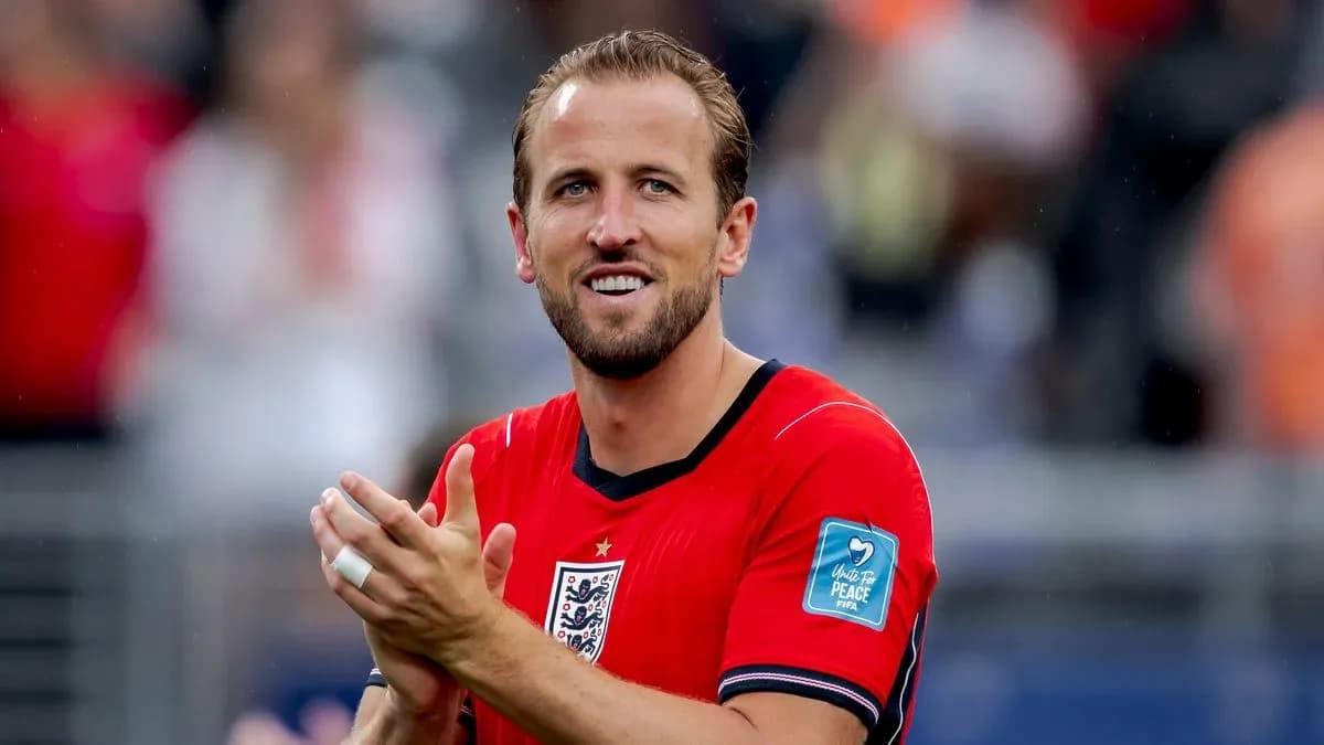 Joueur applaudissant avec maillot rouge de l'Angleterre