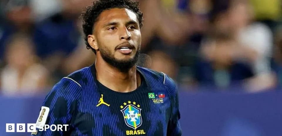 Joueur brésilien portant le maillot de l'équipe nationale